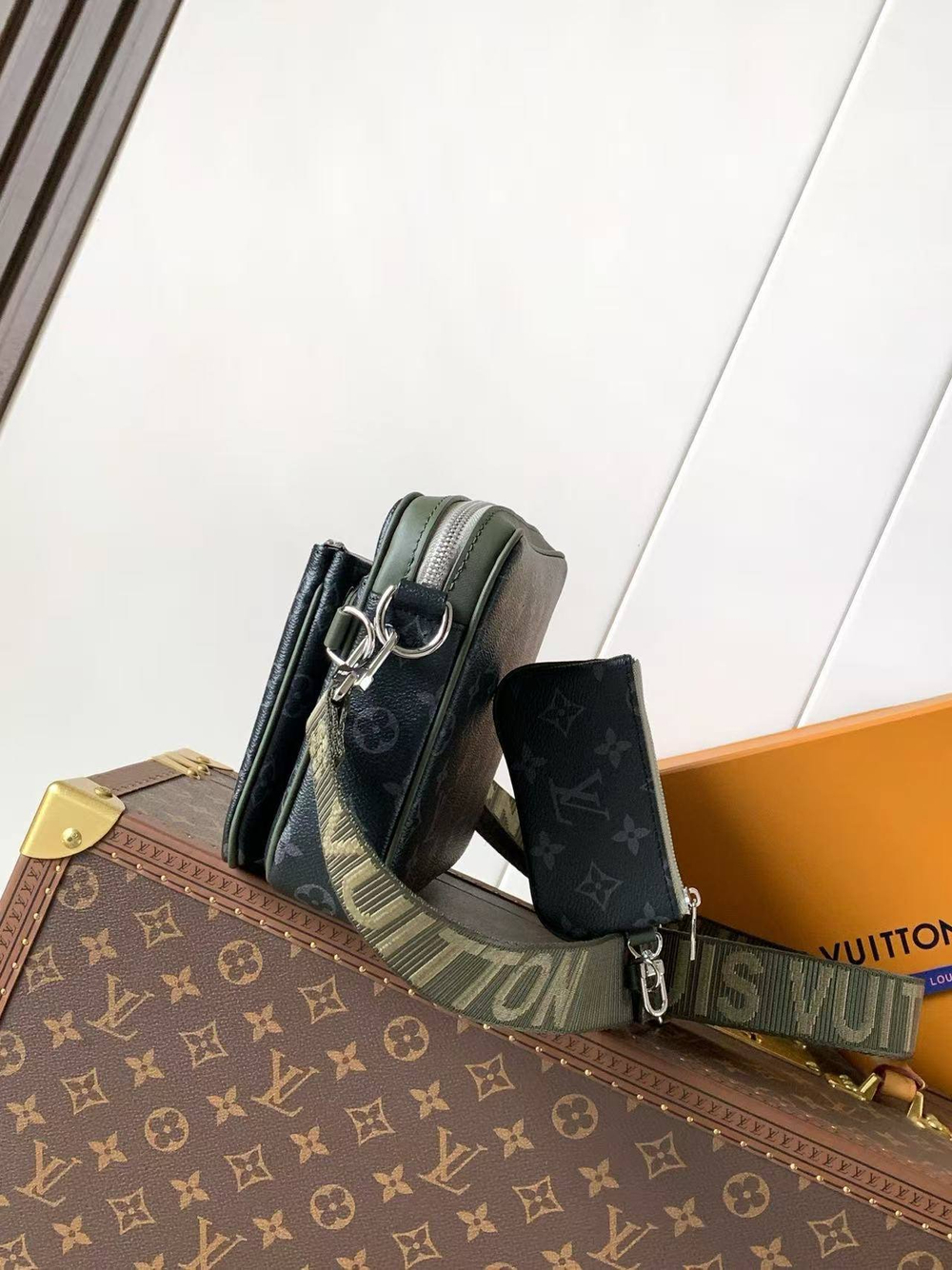 Сумка через плечо/мессенджер Louis Vuitton Trio