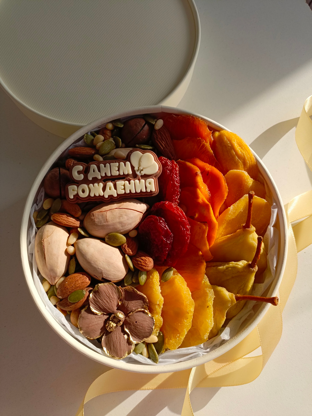 Коробка с орехами и сухофрутами