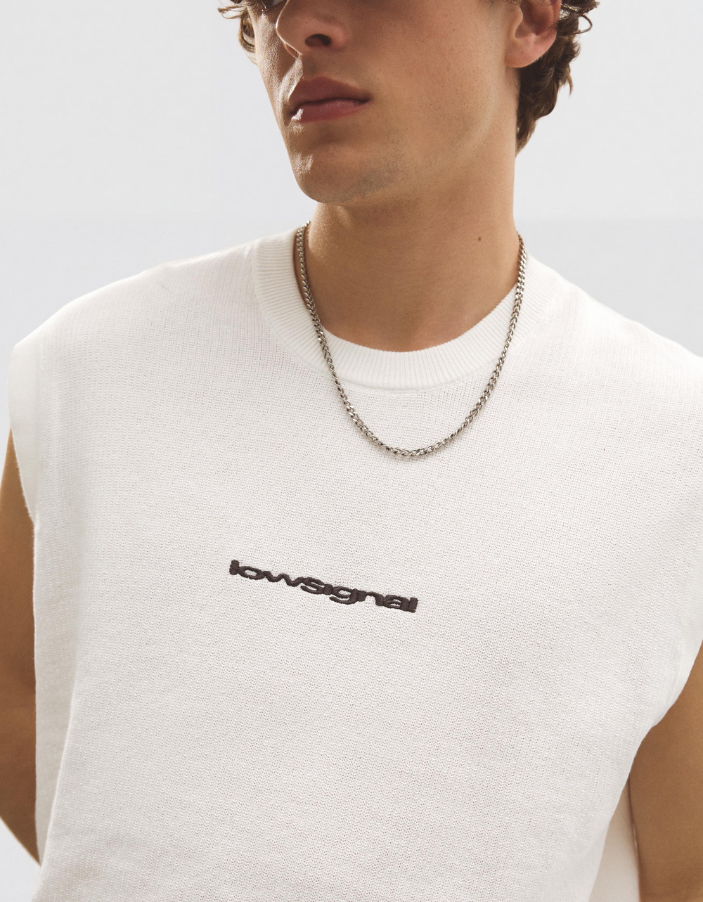 Мужская футболка без рукавов с вышивкой - BERSHKA