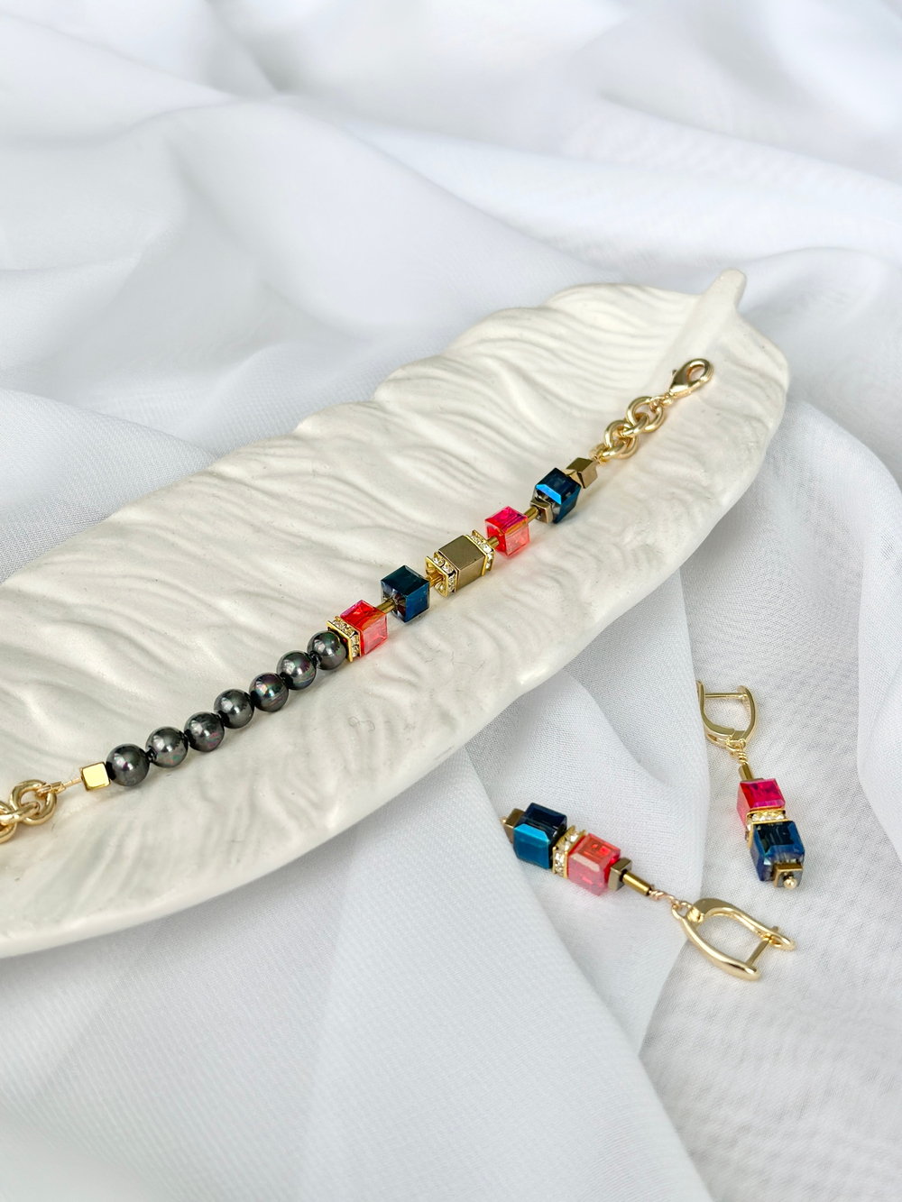 Серьги из красных и синих кубиков Swarovski с кристаллами, оттенок золото