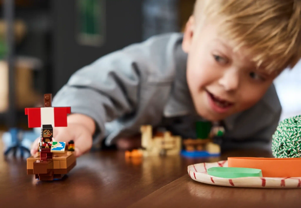 Конструктор LEGO Minecraft 21259 Путешествие на пиратском корабле