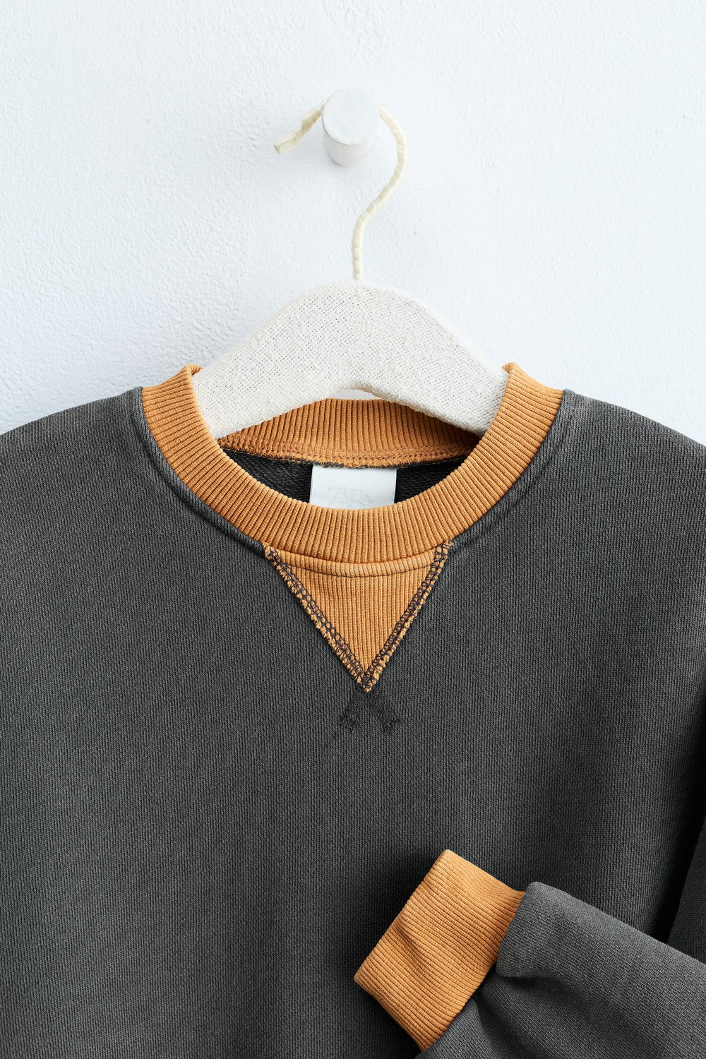 ZARA TIMELESS — ОДНОТОННАЯ ТОЛСТОВКА С КОНТРАСТНОЙ ОТДЕЛКОЙ, АНТРАЦИТОВО-СЕРЫЙ