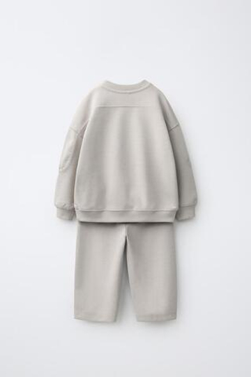 ZARA КОМПЛЕКТ ИЗ ТОЛСТОВКИ И БРЮК БАРРЕЛЬ ИЗ ТКАНИ ИНТЕРЛОК, ЦВЕТ ЛЬДА
