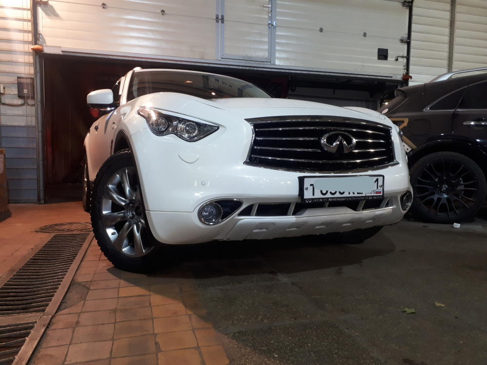 Накладка передняя под  бампер Infiniti QX70 FX37 FX50 FX30d