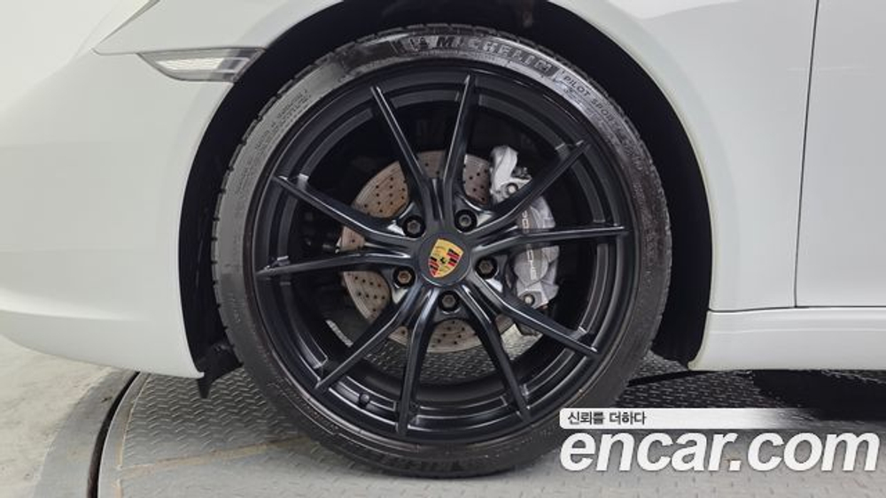 Porsche 911 Carrera — 2019