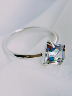 Кольцо Миражи тонкое с зеленым кристаллом Swarovski