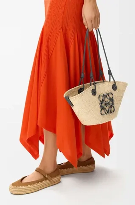 Loewe Маленькая плетеная сумка Anagram из пальмового волокна и телячьей кожи, натуральный/черный