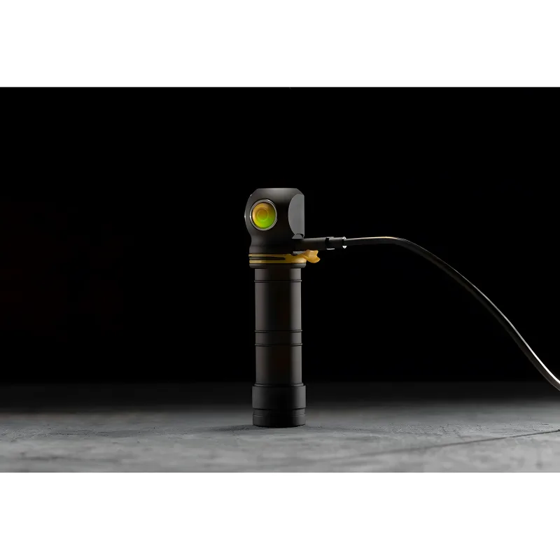 Мультифонарь Armytek Elf C2 Max USB-C (тёплый свет) - процесс зарядки через кабель USB-C