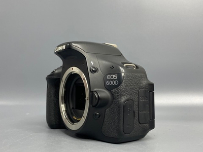 Canon 600D + kit 18-55mm 44.000 кадров