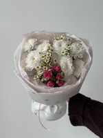 БУКЕТ НЕДЕЛИ из кустовой хризантемы, кустовой пионовидной розы и ромашки размер S