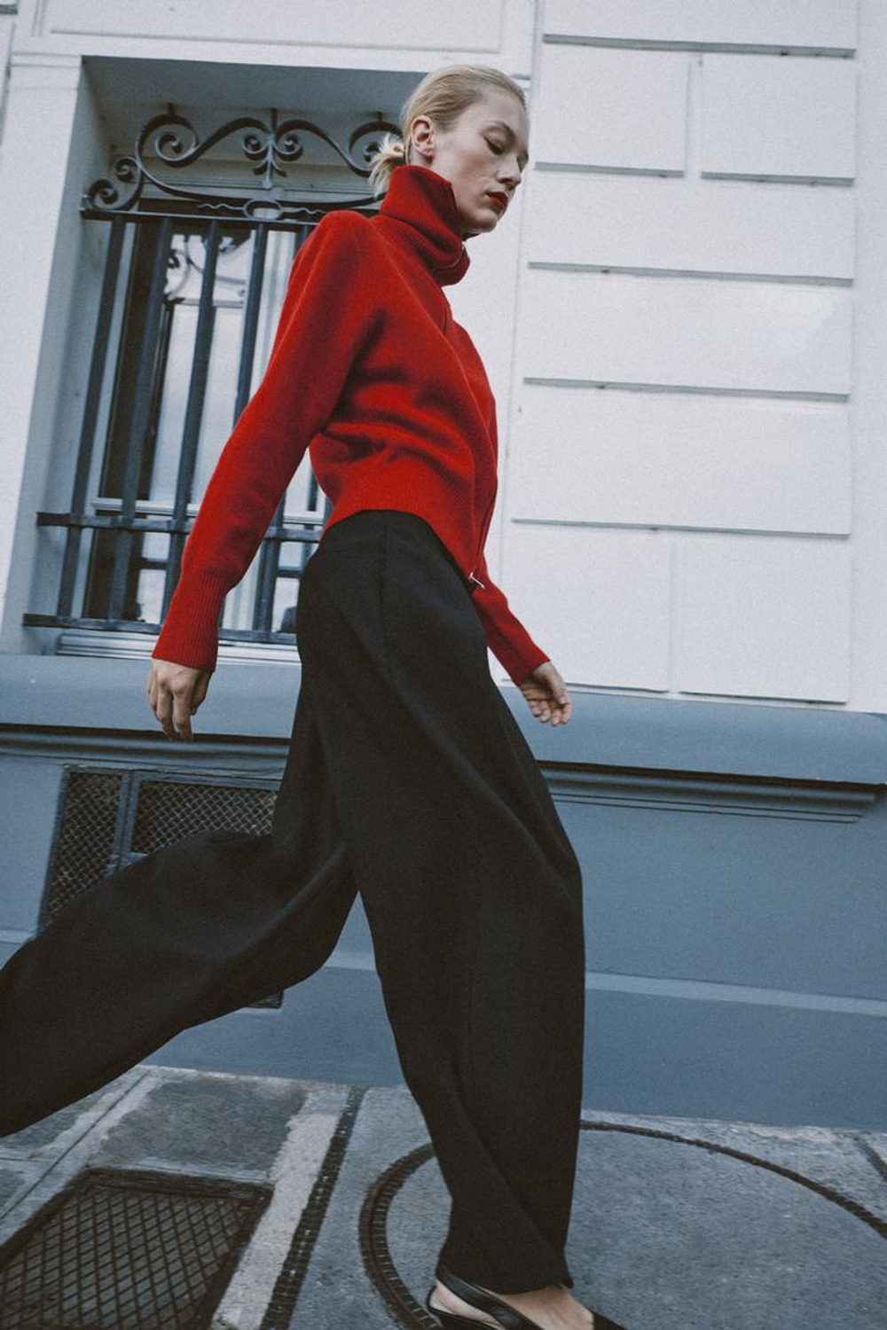 ZARA БРЮКИ BARREL С ЗАЩИПАМИ, ЧЕРНЫЙ