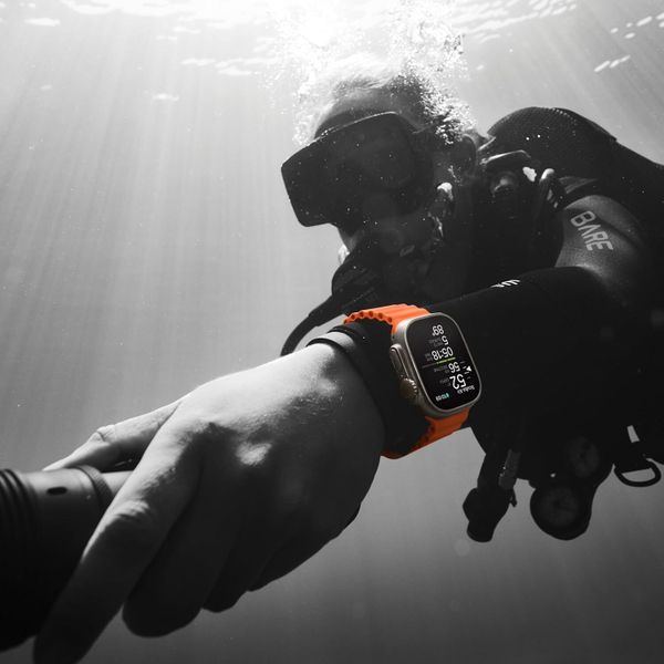 Умные часы Apple Watch Ultra 2 49 мм  натуральный титан, ремешок Ocean синего цвета