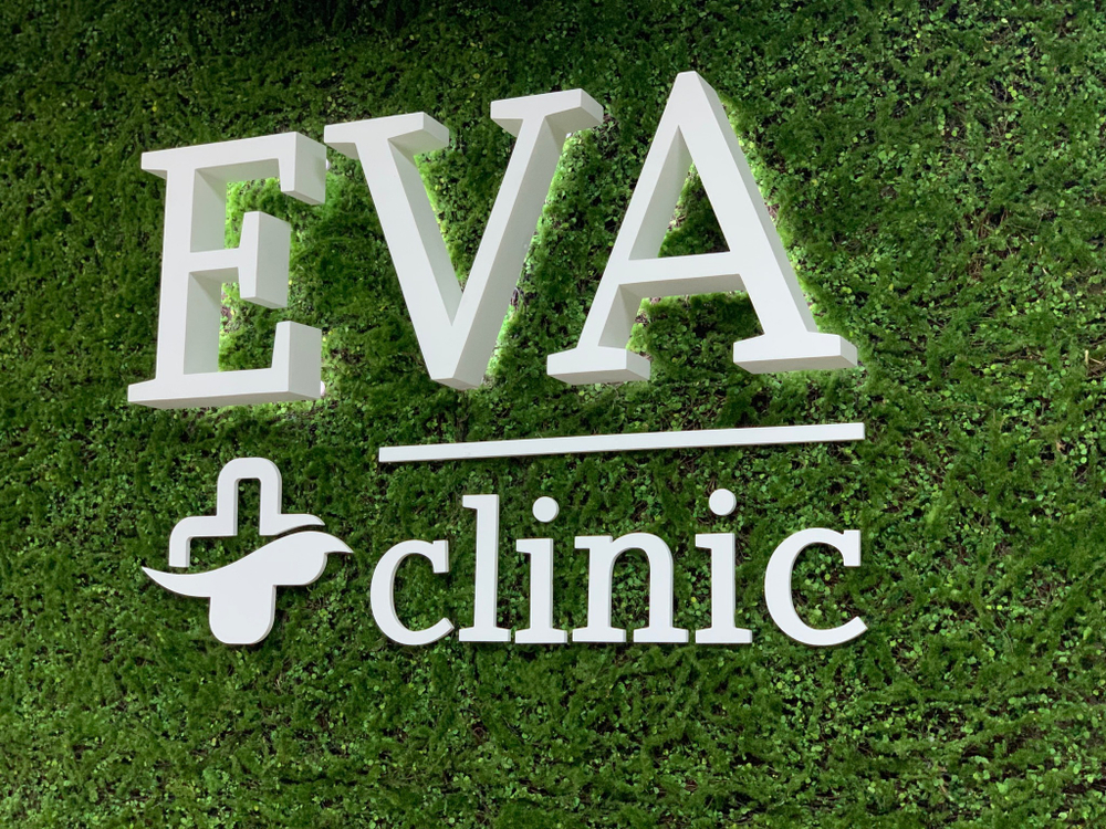 Вертикальное озеленение искусственным мхом медицинского центра "Eva Clinic" г.Краснодар