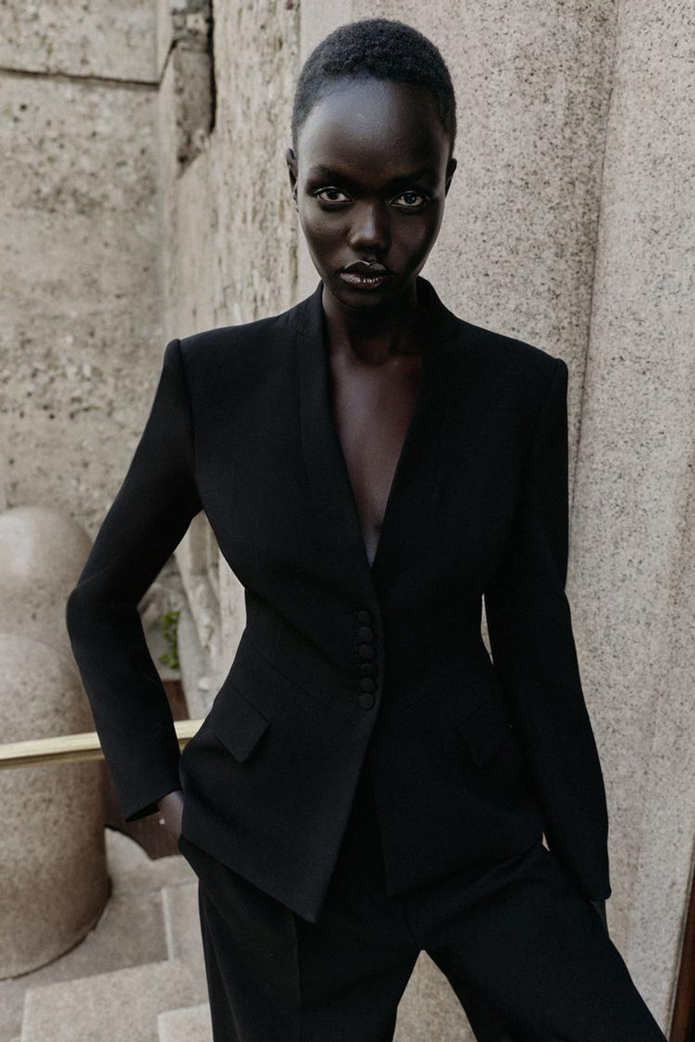 ZARA ПРИТАЛЕННЫЙ БЛЕЙЗЕР С БАСКОЙ, ЧЕРНЫЙ