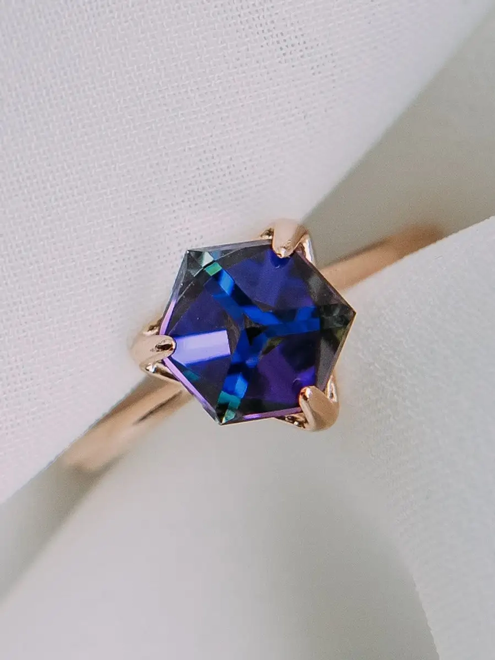 Кольцо Миражи тонкое с фиолетовым кристаллом Swarovski