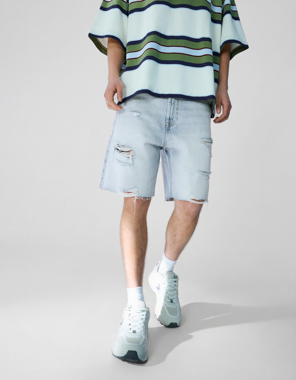 Мужские рваные джинсовые бермуды - BERSHKA