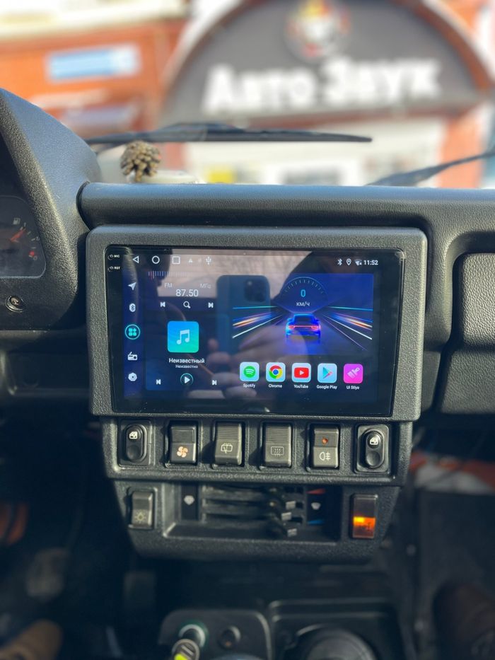 Магнитола для Lada 4x4, Urban, Bronto 1993-2019 - FarCar S400-TS18 монитор 9.5" QLED на Android 14, CarPlay, 4G SIM-слот