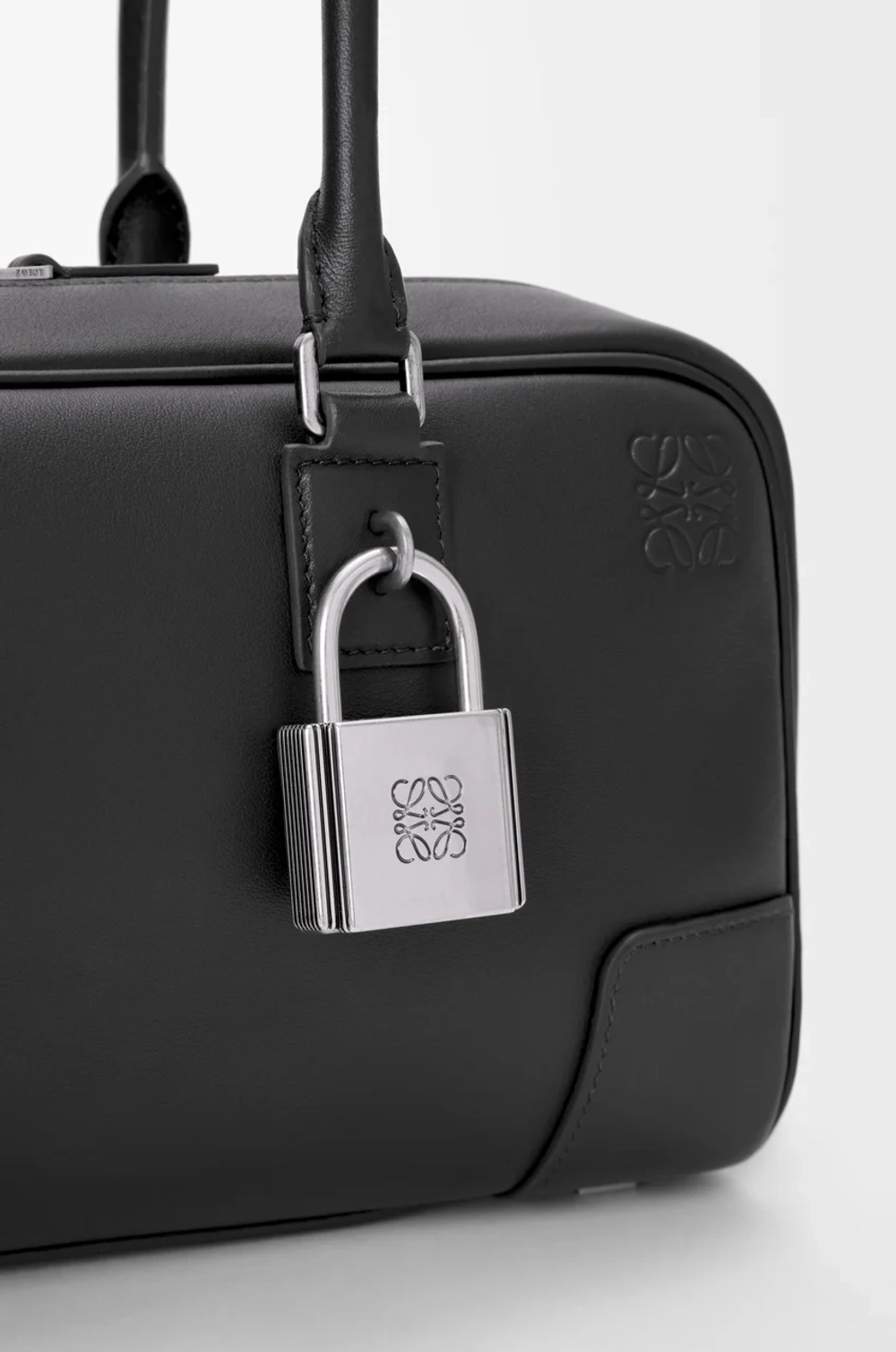 Loewe Укороченная сумка Amazona 31 из блестящей телячьей кожи, черный