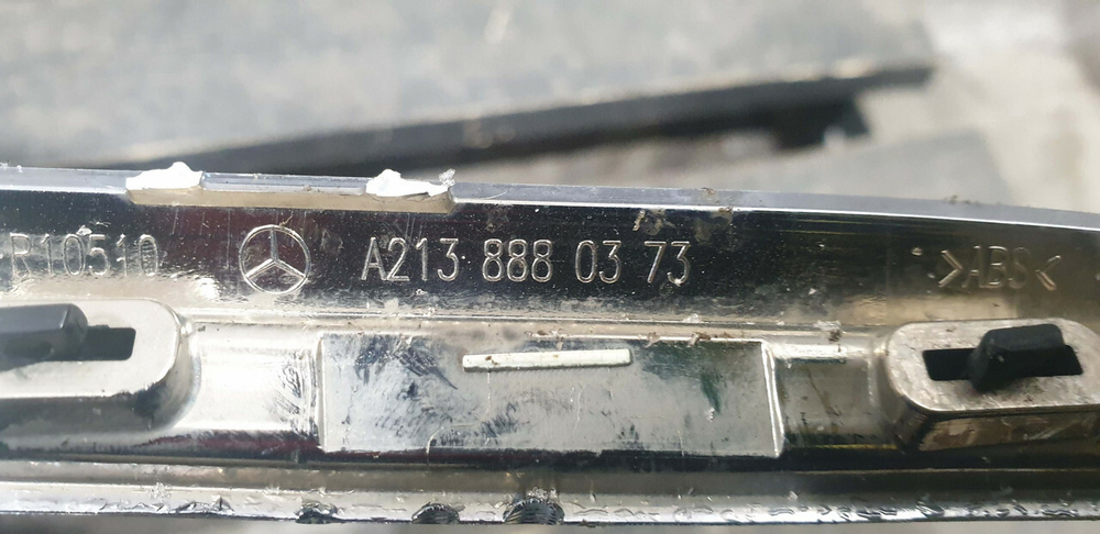 Молдинг решетки радиатора Mercedes E-Class W213 16-21 Б/У Оригинал A2138880373