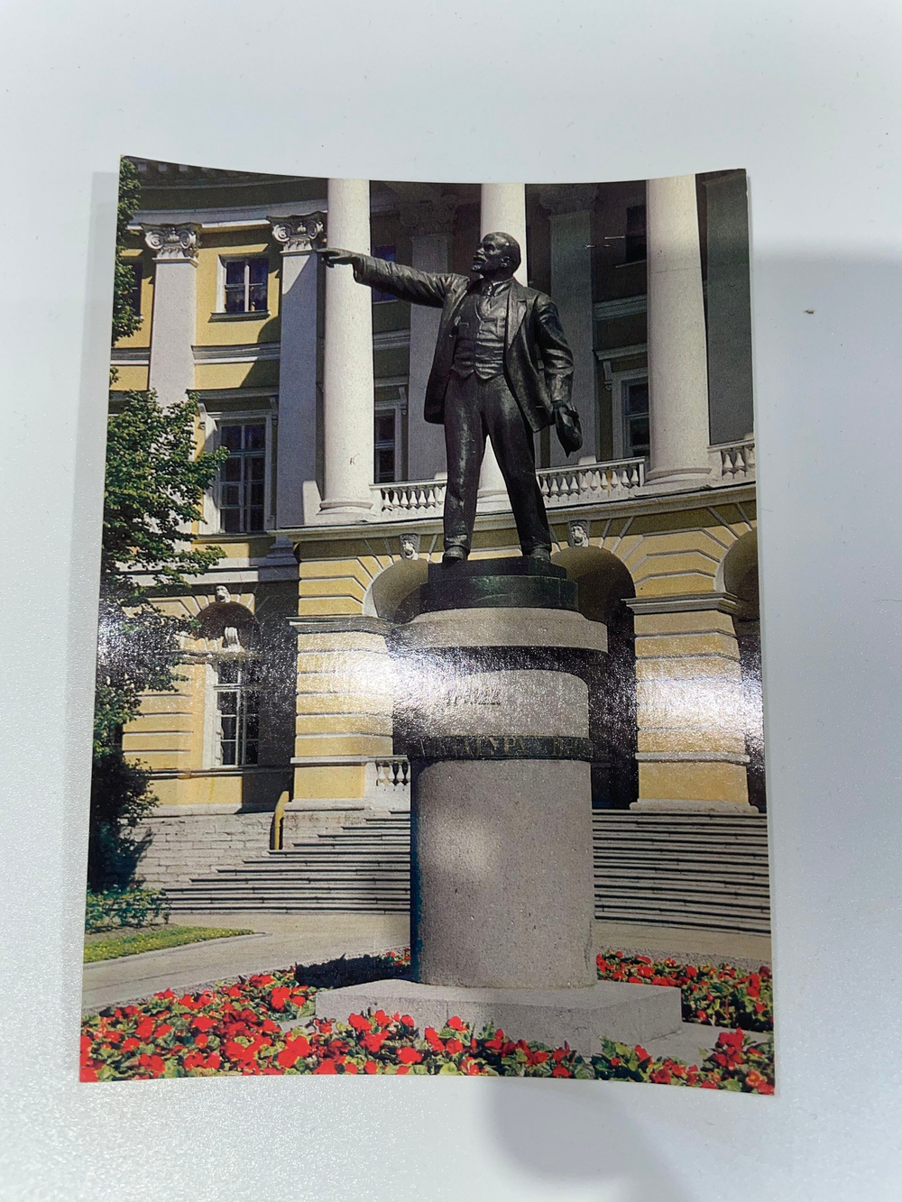 Открытка Ленинград. Памятник В.И.Ленину перед "Смольным"