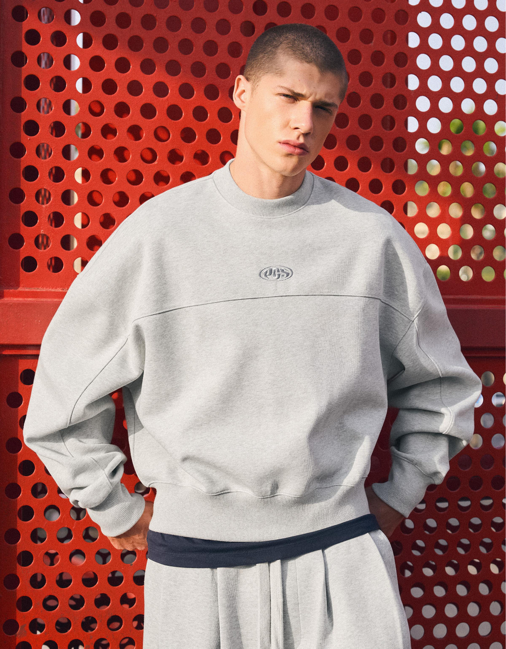 Мужской свитшот с круглым вырезом и нашивками - BERSHKA