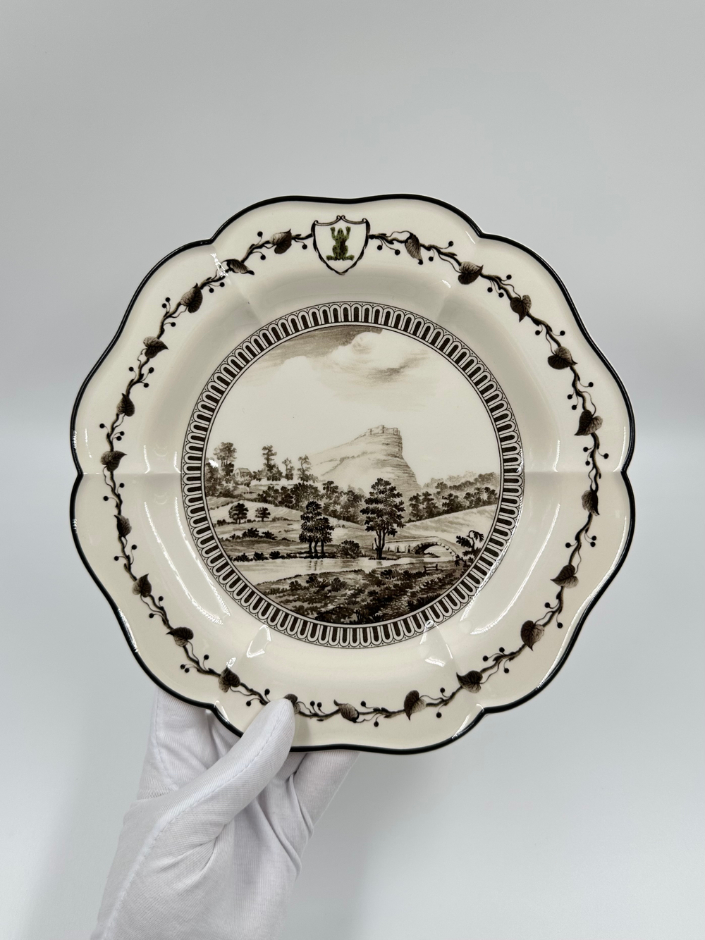 Тарелка Wedgwood «Зелёная лягушка» («View of Beeston Castle»)
