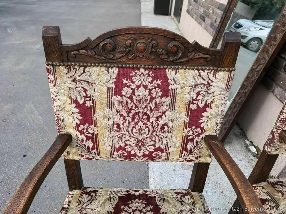 Старинное кабинетное кресло