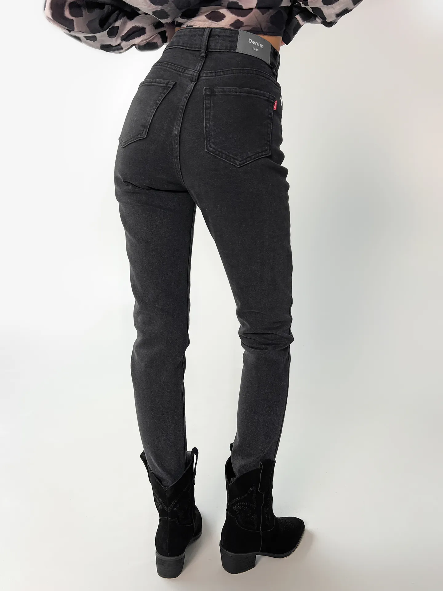 Джинсы Denim 2822 зауженные к низу однотонные