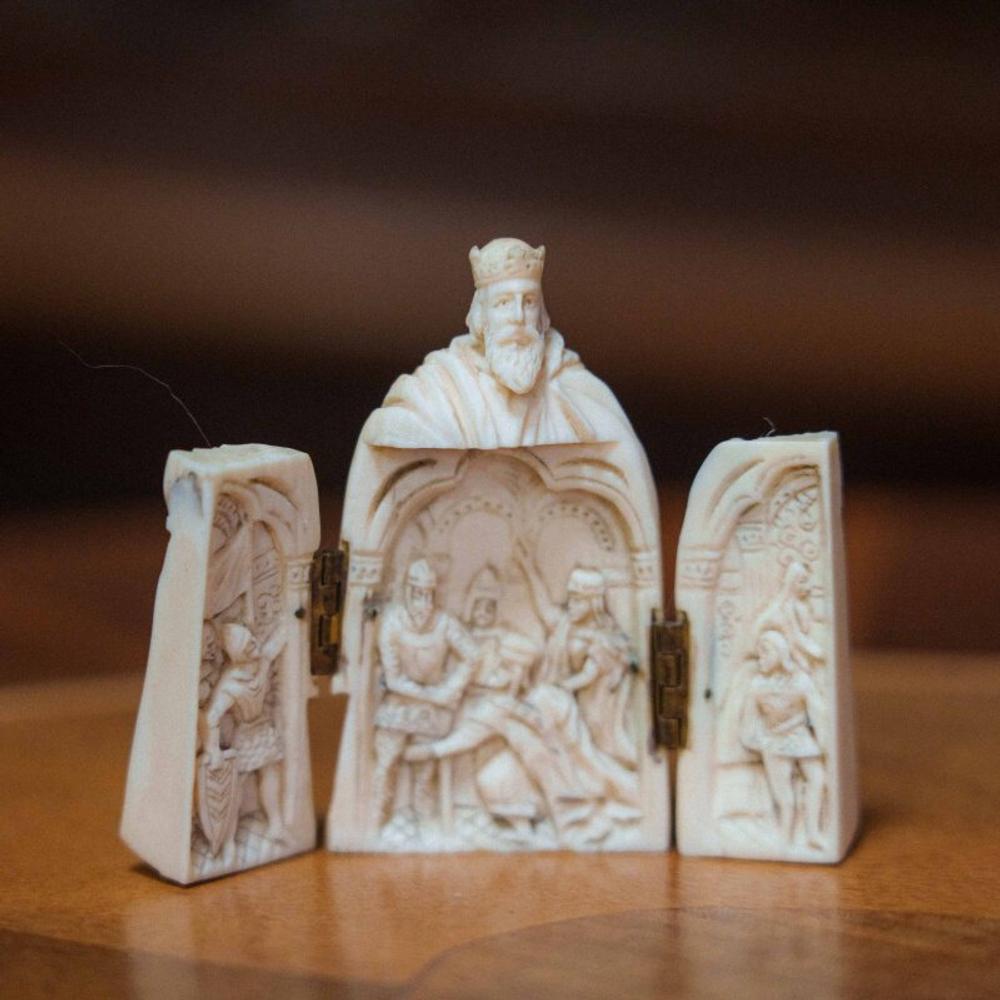 Антикварный фигурный триптих из резной кости «Карл Великий (CHARLEMAGNE)»