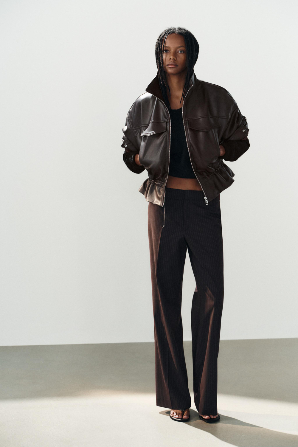 КУРТКА ИЗ ИСКУССТВЕННОЙ КОЖИ С РЕГУЛИРУЕМОЙ ТАЛИЕЙ — ZARA