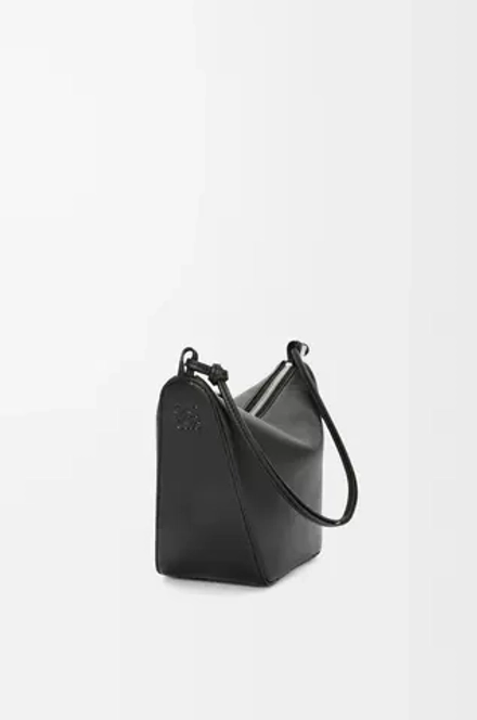 Loewe Мини сумка-хобо Hammock из классической телячьей кожи, черный