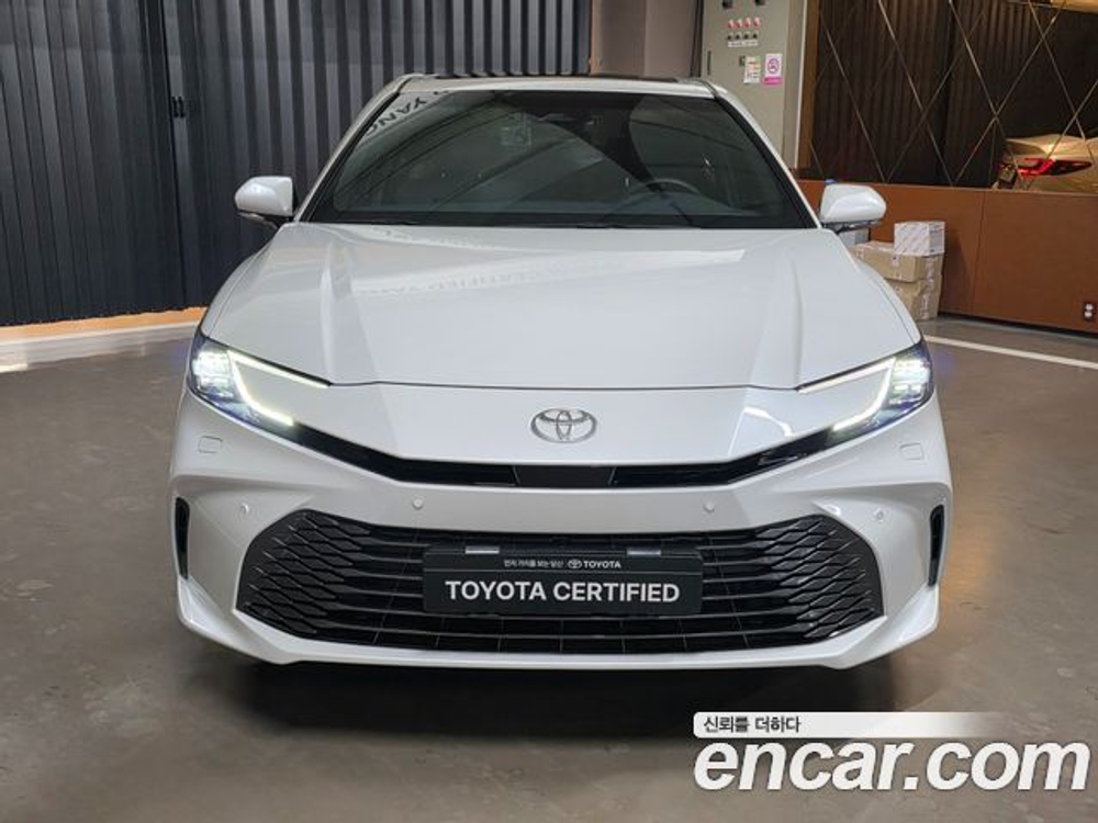 Toyota Camry 2.5 XLE Hybrid — 2025
