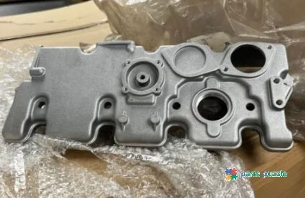 Крышка клапанная / CYLINDER HEAD COVER АРТ: U11211230 Крышка клапанная / CYLINDER HEAD COVER АРТ: U11211230