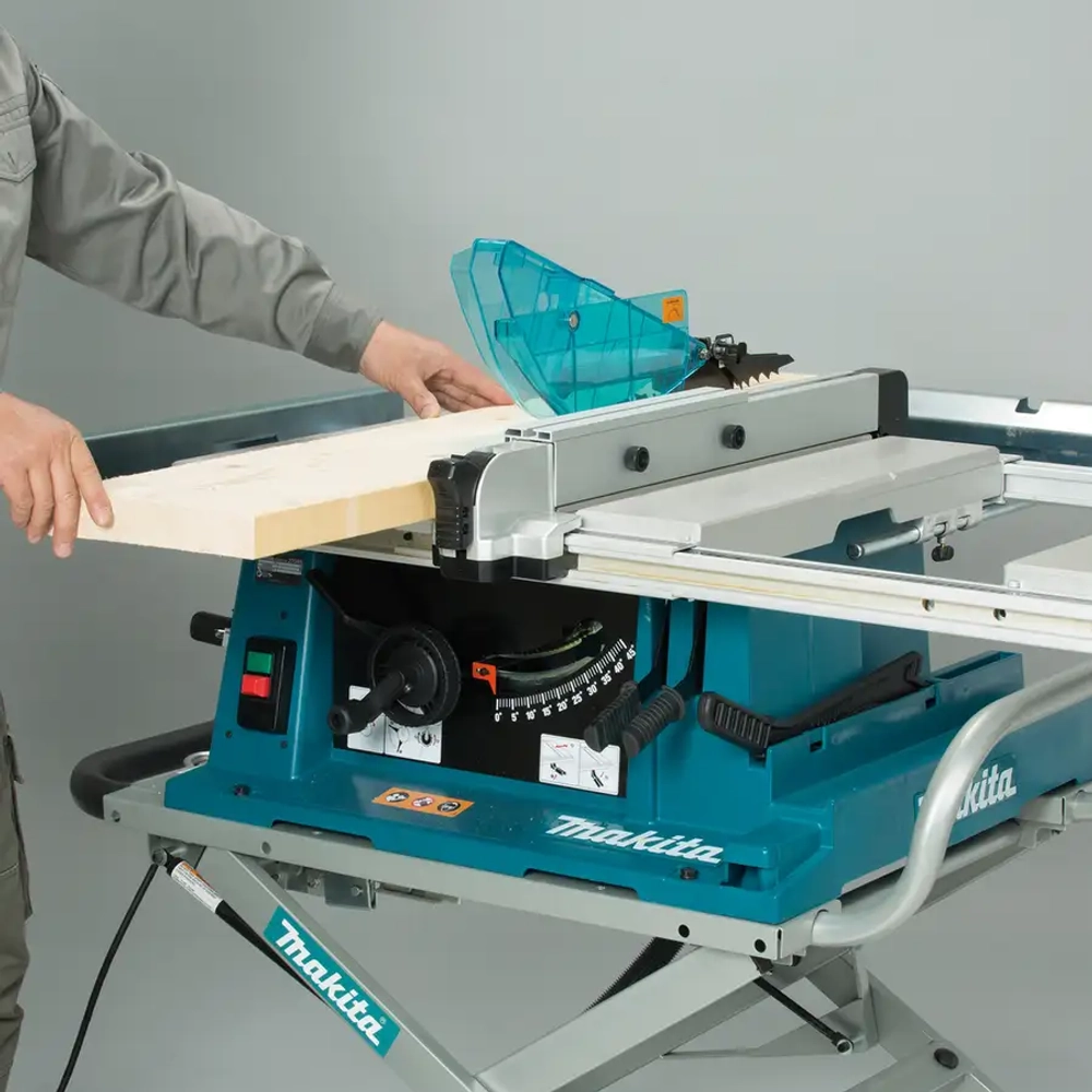 Настольный распиловочный станок Makita 2704N