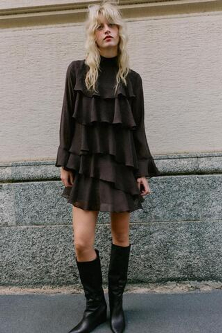 ZARA МИНИ-ПЛАТЬЕ С ВОЛАНАМИ, КОРИЧНЕВЫЙ