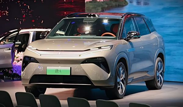 В 2026 году был выпущен BYD Atto 8 (Sealion 8) с разгоном от 0 до 100 км/ч за 3,9 секунды и возможностью быстрой зарядки мощностью 1000 кВт. Стоимость в Китае составляет от 30 250 долларов США