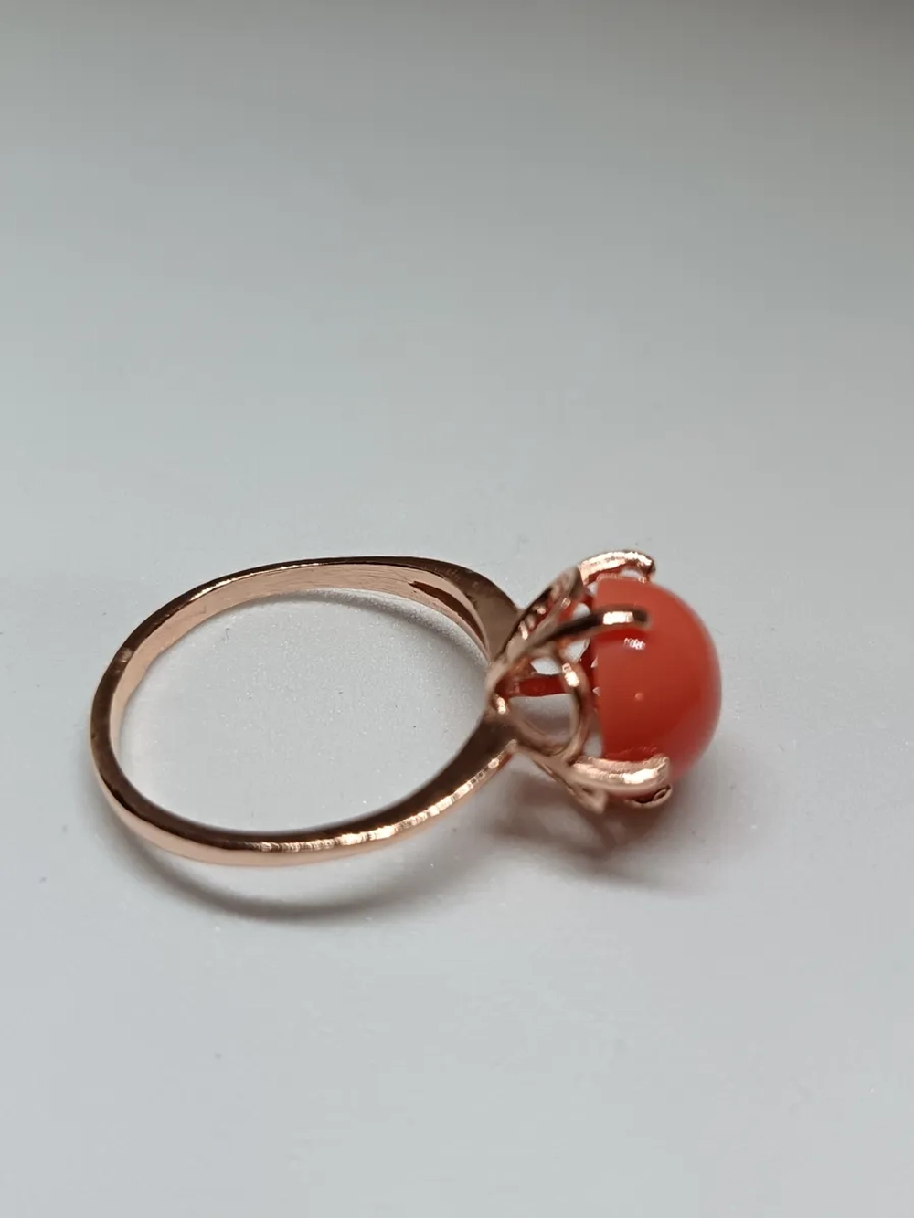 Кольцо серебряное с кораллом прессованным