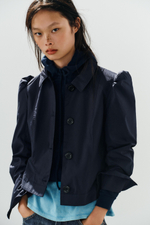 УКОРОЧЕННЫЙ БЛЕЙЗЕР СО СБОРКАМИ НА ПЛЕЧАХ — ZARA