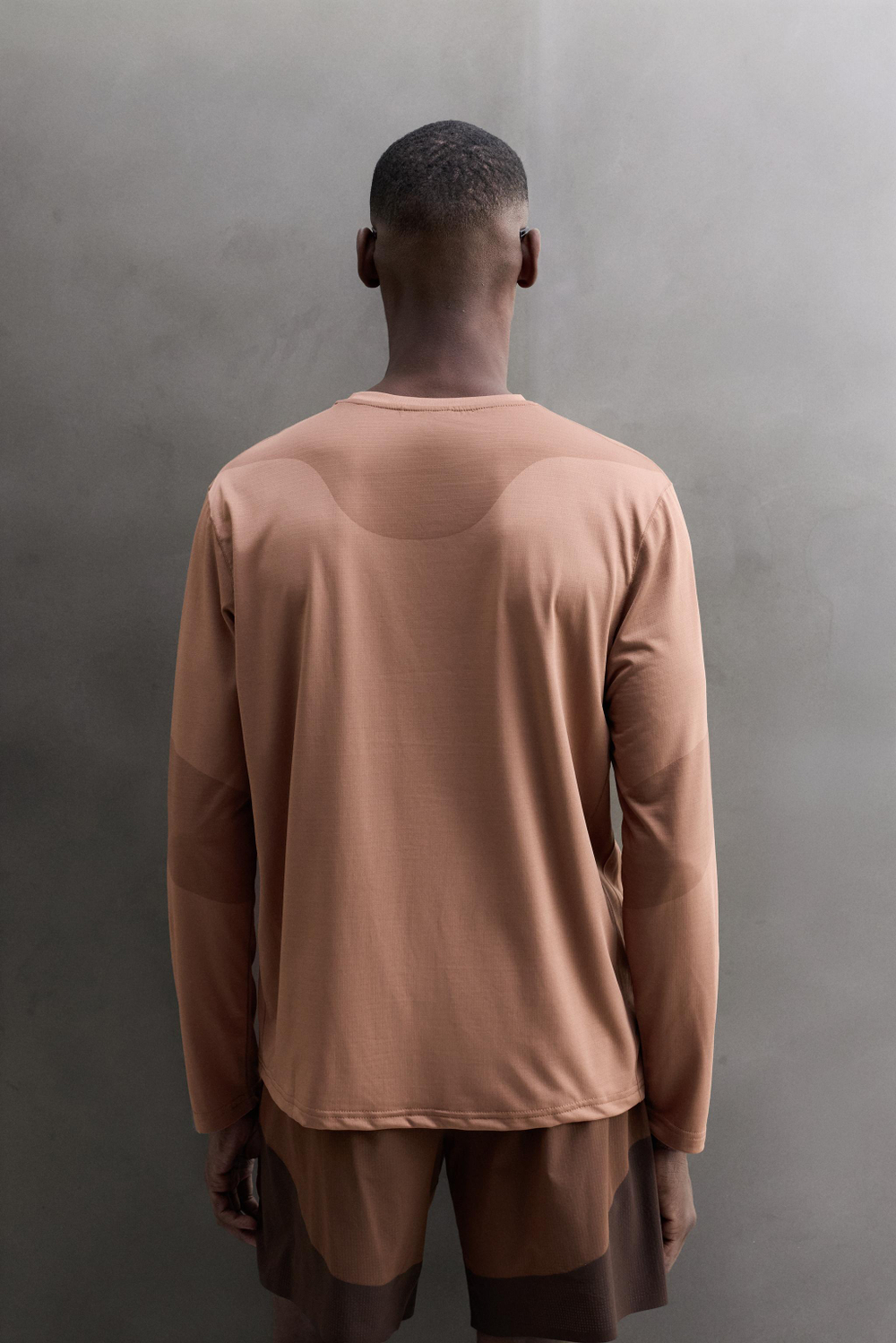 СПОРТИВНАЯ ФУТБОЛКА С ДЛИННЫМИ РУКАВАМИ И КАРМАНОМ — ZARA