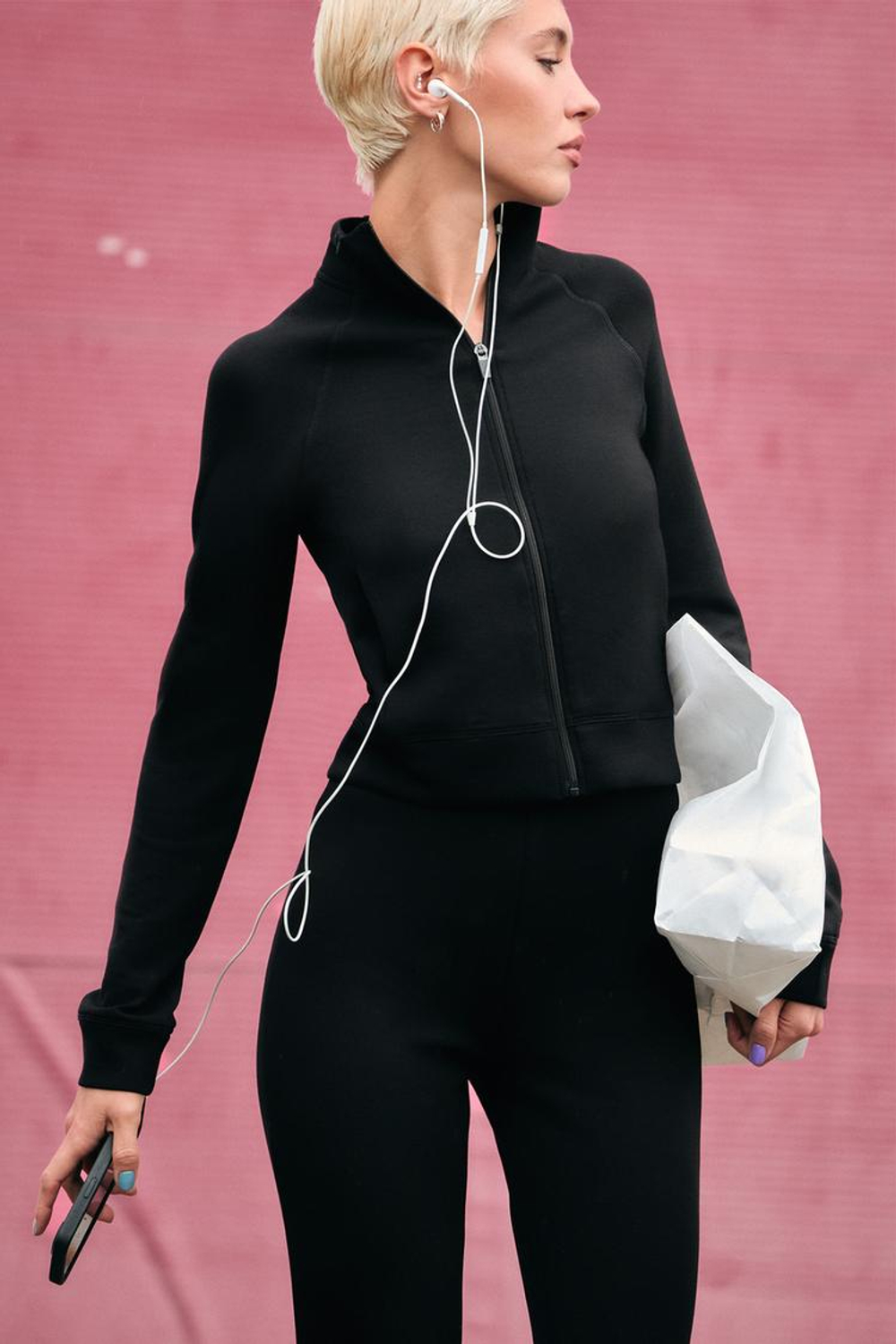 ZARA ПРИТАЛЕННАЯ КУРТКА НА МОЛНИИ, ЧЕРНЫЙ