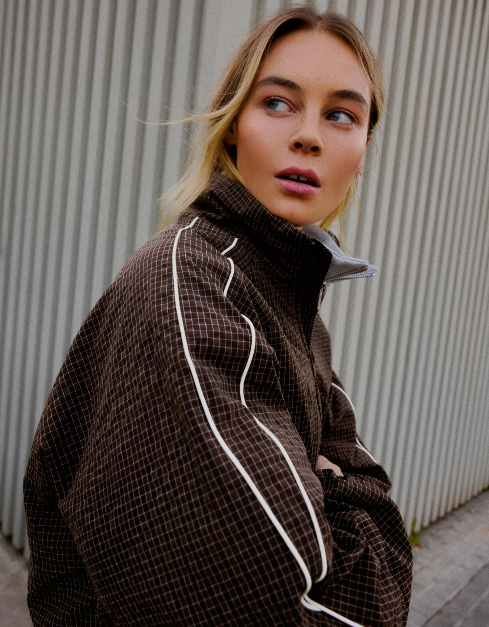 Женская легкая куртка с контрастной отделкой - BERSHKA