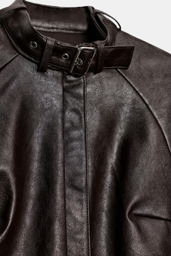 ZARA МИНИ-ПЛАТЬЕ ИЗ ИСКУССТВЕННОЙ КОЖИ С ПРЯЖКОЙ, ТЕМНО-КОРИЧНЕВЫЙ