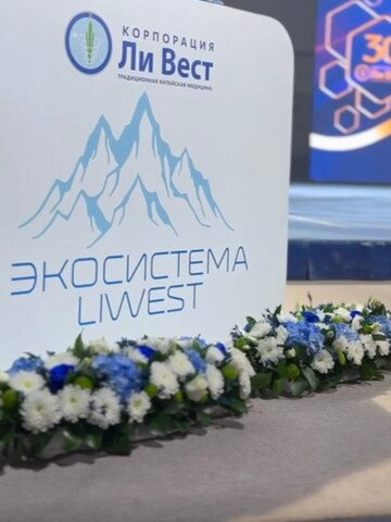 Настольная композиция с цветами в бело-синей гамме