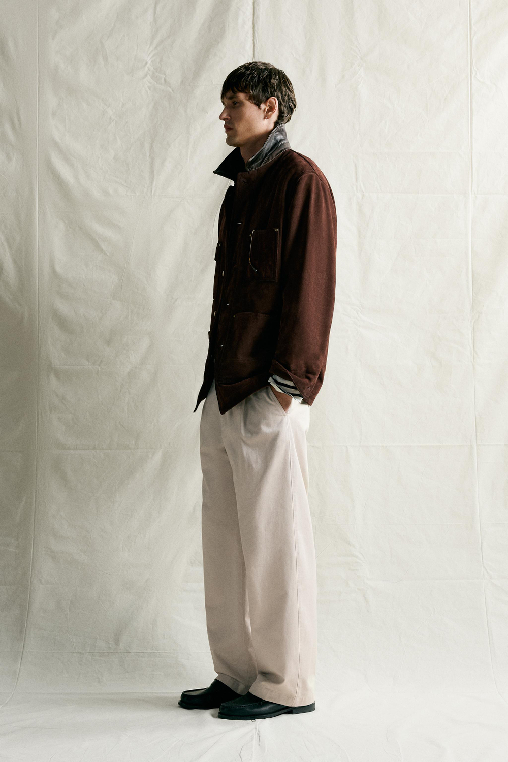 БРЮКИ ЧИНОС RELAXED FIT СО СКЛАДКАМИ — ZARA · 4015/640