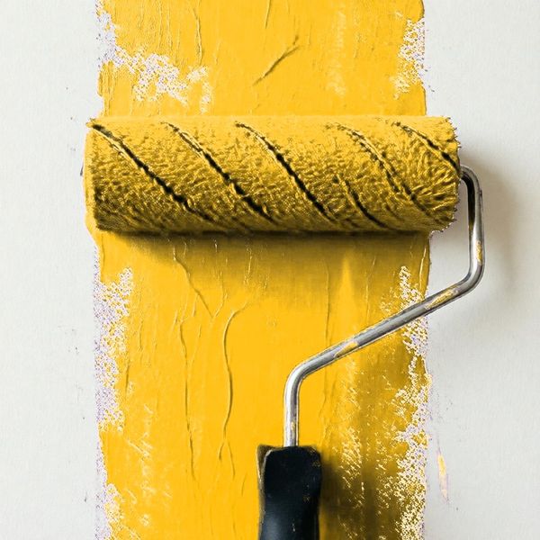 Композитные панели 3 и 4 мм в корпоративном цвете Билайн (Pantone 123 C) для объектов в России