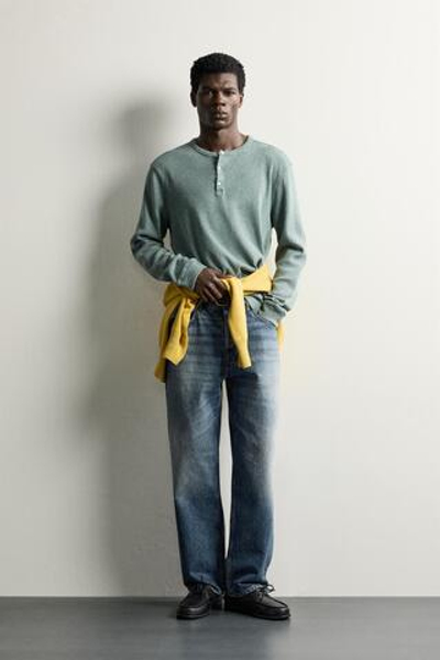 ФУТБОЛКА RELAXED FIT С ВОРОТНИКОМ ХЕНЛИ — ZARA