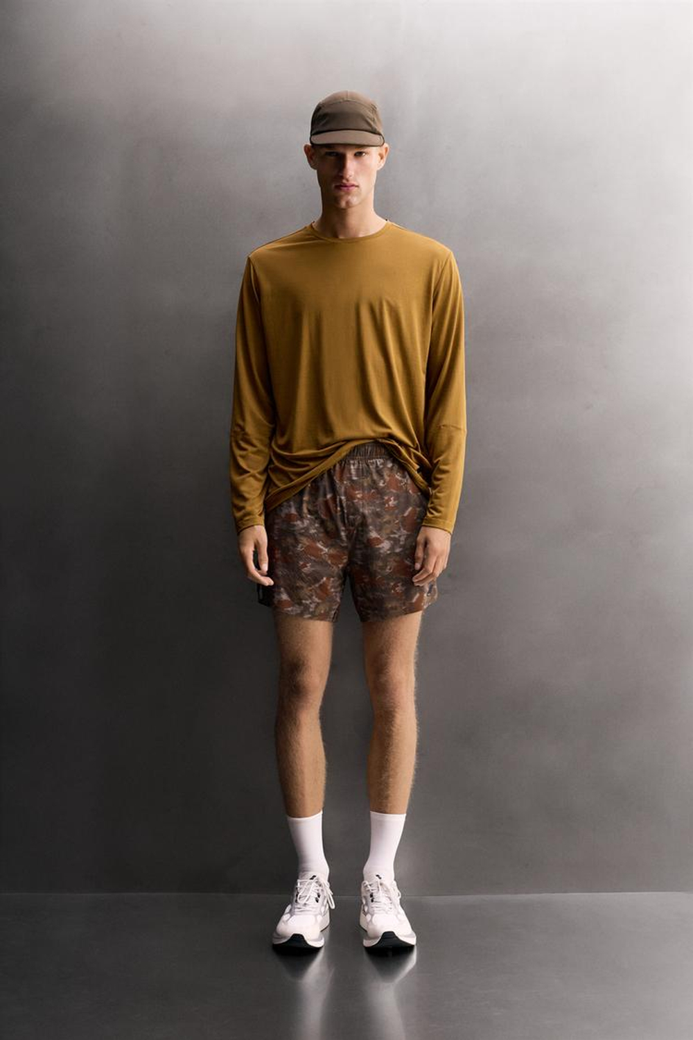 ZARA СПОРТИВНЫЕ ШОРТЫ ДЛЯ БЕГА С ПРИНТОМ 5", КОРИЧНЕВЫЙ