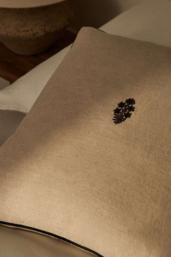 ZARA HOME ЧЕХОЛ ДЛЯ ДЕКОРАТИВНОЙ ПОДУШКИ С ВЫШИВКОЙ, СВЕТЛО-БЕЖЕВЫЙ