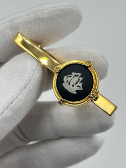 Зажим для галстука черный с парусником Wedgwood