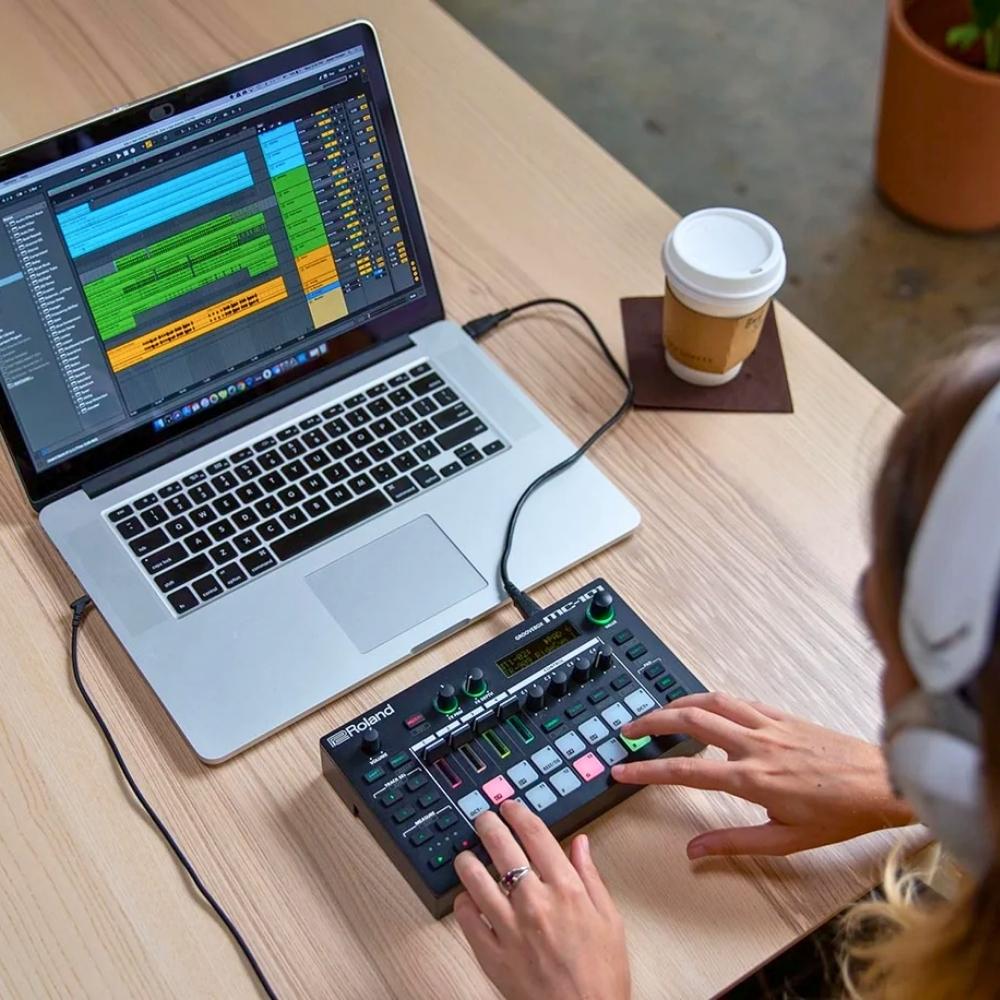 Roland MC-101